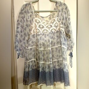 Sundance boho silk Blue & cream Floral Lace Top with tie adjustable sleeves